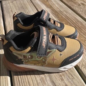 Star Wars TODDLER The Mandalorian Grogu Light-up Sneakers Size 9
